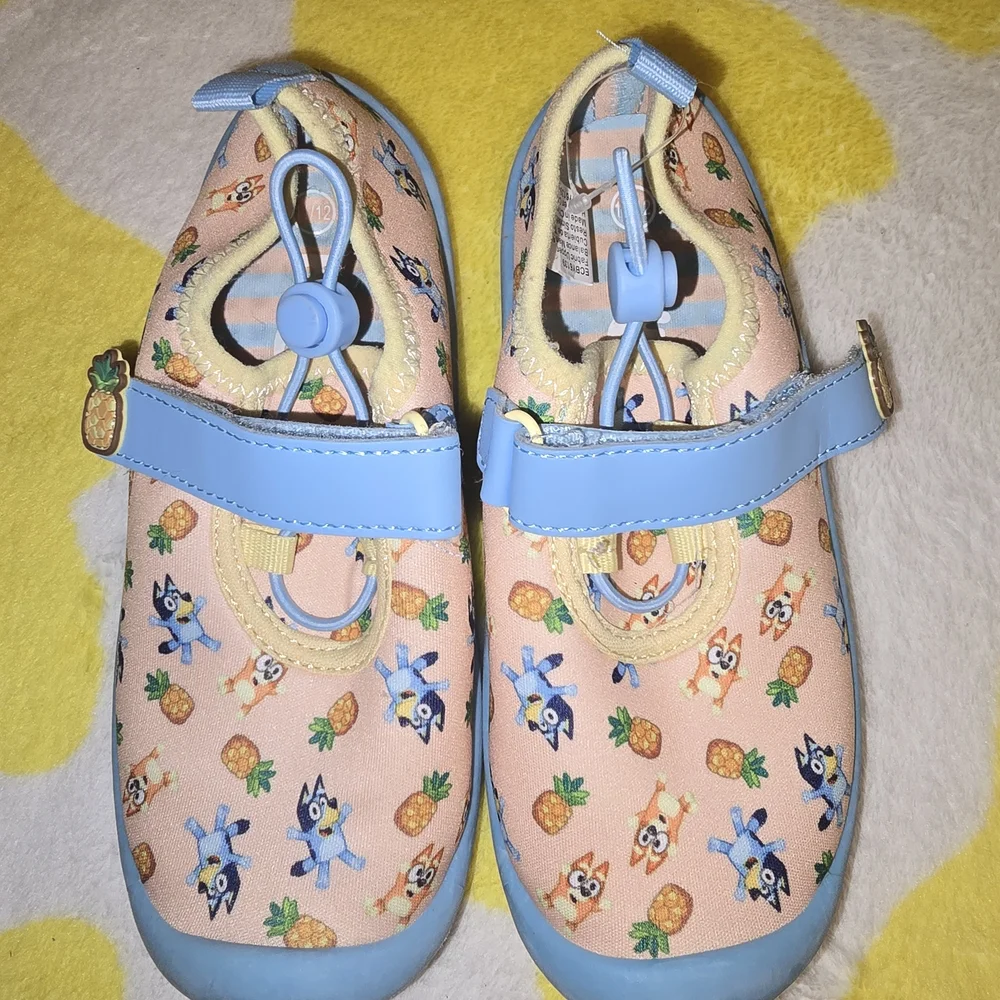 Bluey Pineapple Print Water Shoes with Blue Trim size 11/12